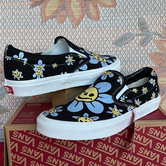 Vans Shoes - Vans Classic Slip-0n
Trippy Grin Floral Black/
VNOA5JMHY23
WMNS sneakers